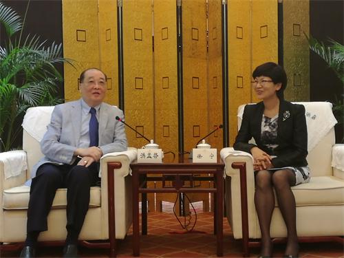 徐宁会见台湾海峡两岸文教基金会董事长洪孟启一行