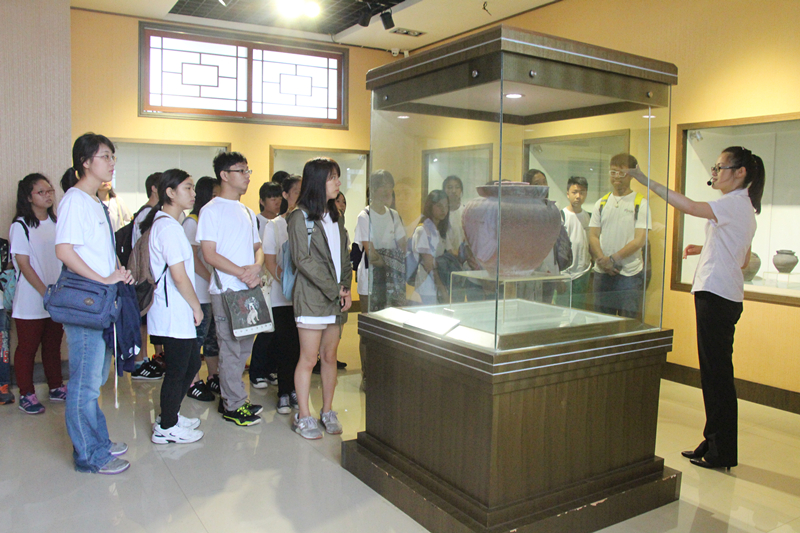 2015.8.10两岸师生参观陶博馆，感受宜兴陶瓷文化。