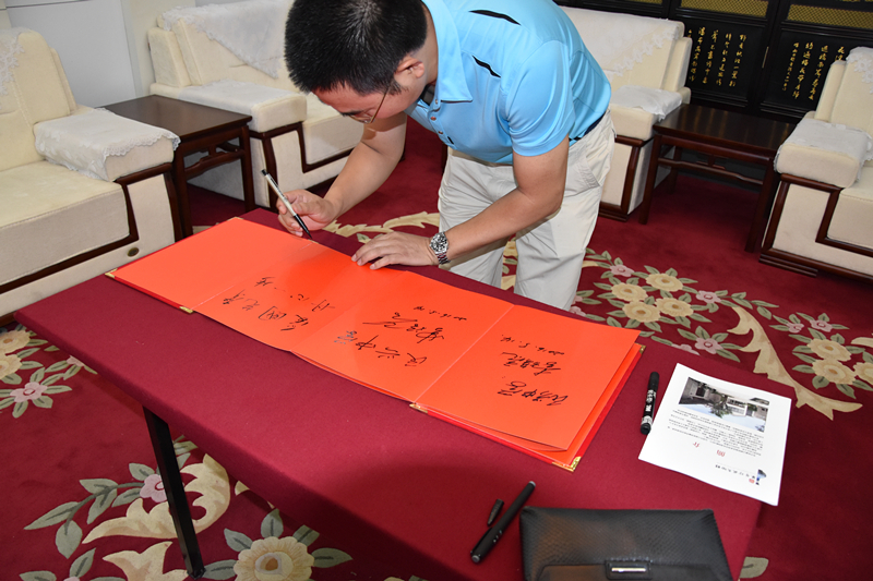 国台办新闻中心主任陈斌华来我馆参观指导。