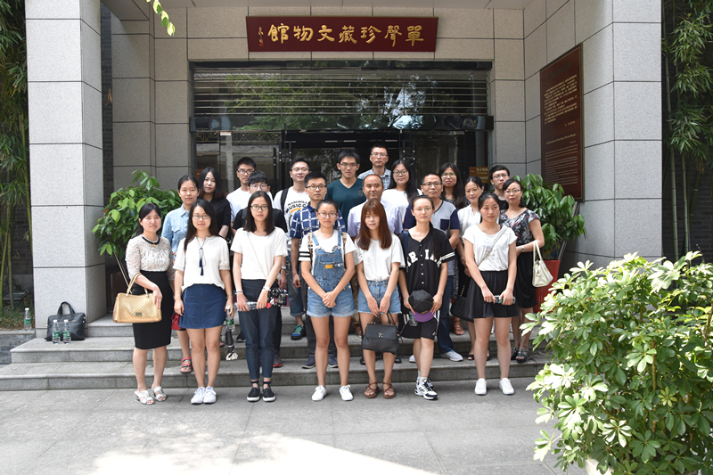 泰州籍赴台陆生参观单声珍藏文物馆。