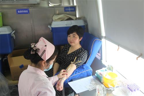 图为淮安市台办主任龚晓琴进行无偿献血.